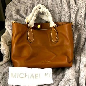 BRAND NEW/NEVER USED: Michael Kors purse
